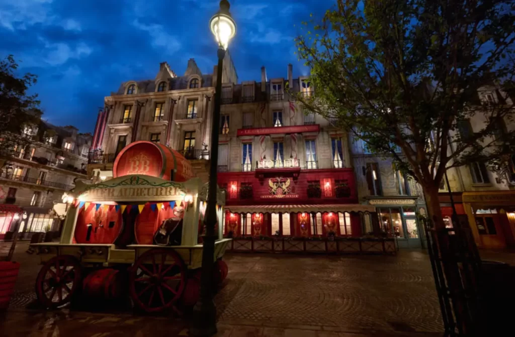 Rua temática inspirada em Paris à noite na área de Harry Potter do Epic Universe