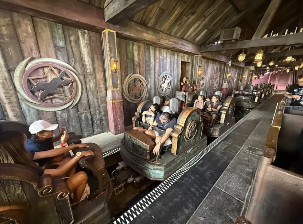 Carruagens temáticas na estação de embarque da montanha-russa Werewolf no Epic Universe.