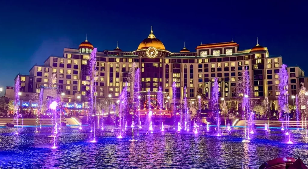 Show de encerramento Epic Universe - Cosmos Fountain em frente ao Helios Grand Hotel durante o show de encerramento