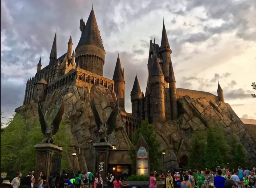 Vista do majestoso castelo de Hogwarts, uma das principais atrações do The Wizarding World of Harry Potter.