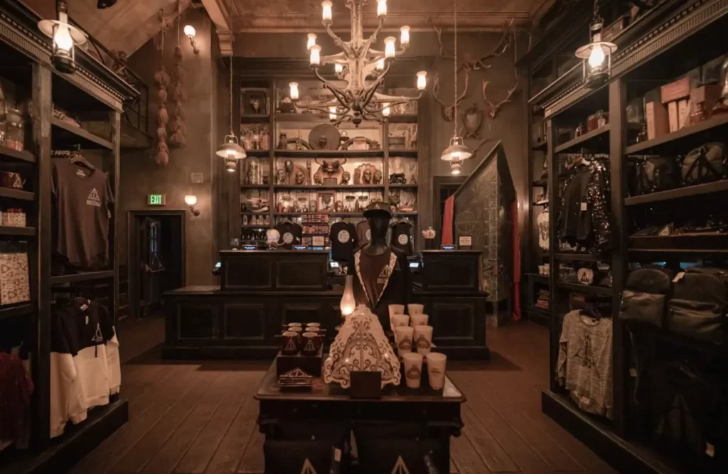 Detalhes internos da Borgin and Burkes, loja de artefatos das artes das trevas no The Wizarding World of Harry Potter.