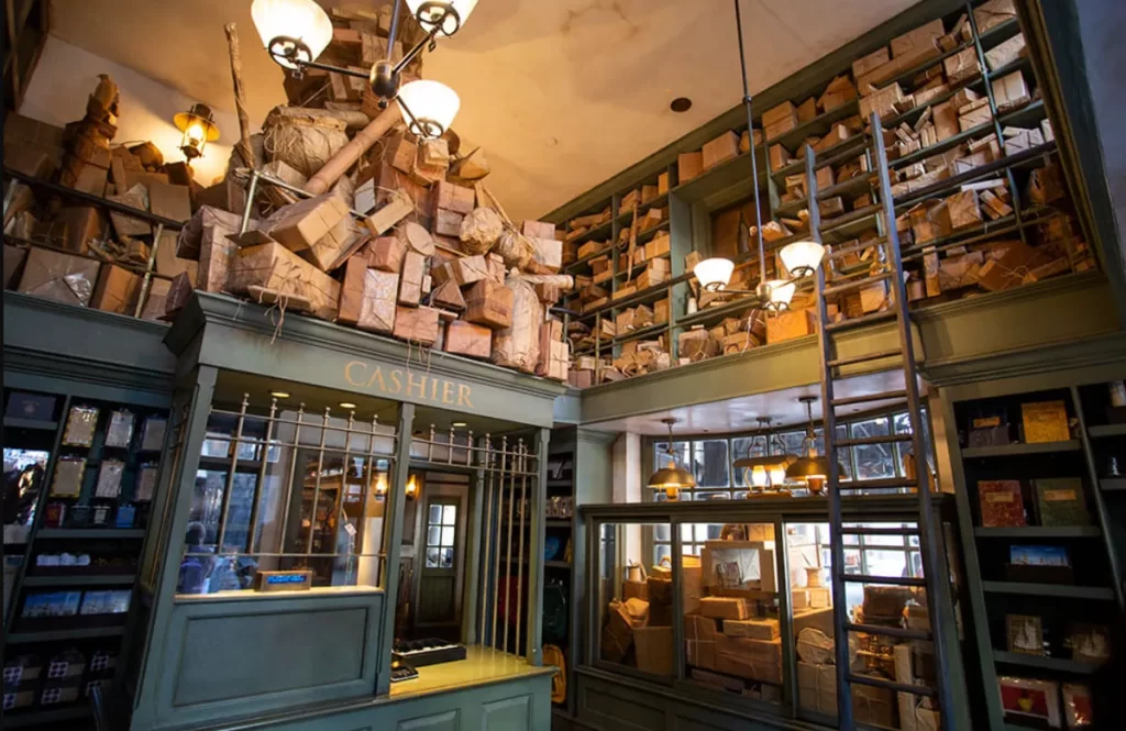 Interior do Owl Post com pilhas de pacotes e decoração temática em Hogsmeade