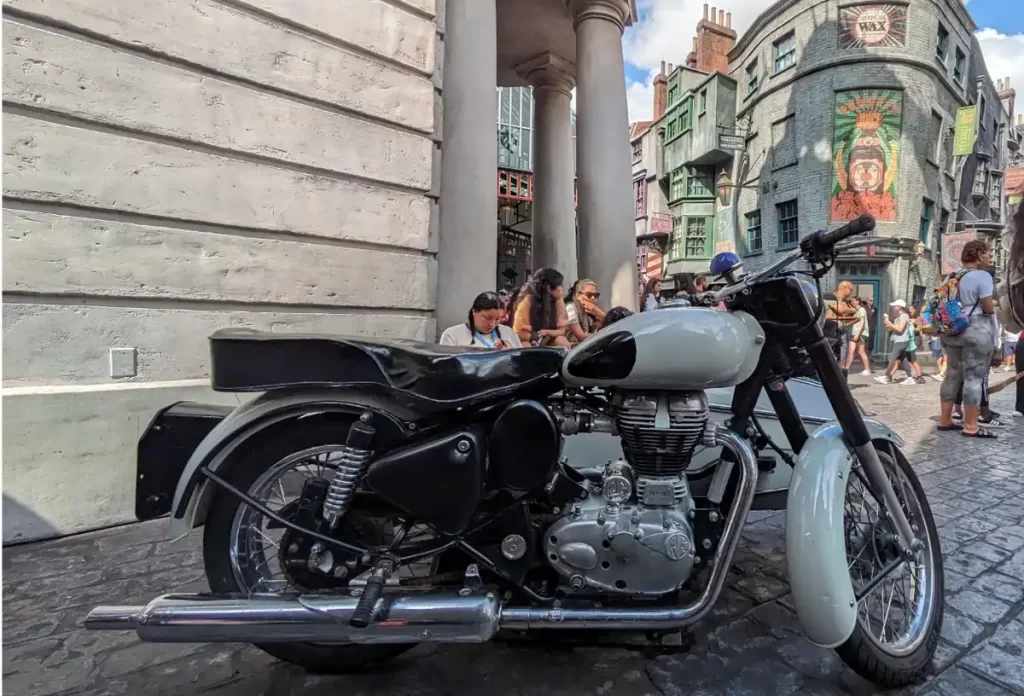 Moto de Sirius, herdada por Harry, estacionada próxima à entrada do Beco Diagonal.
