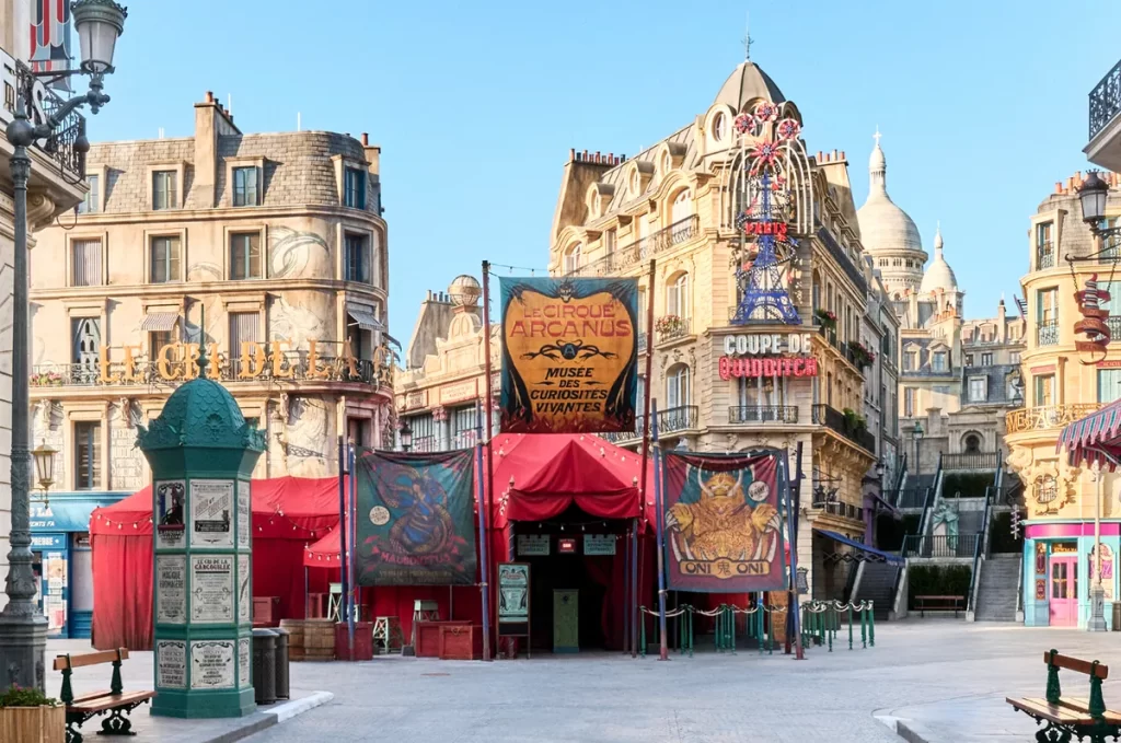 Fachada do circo mágico Le Cirque Arcanus em uma área temática inspirada em Paris