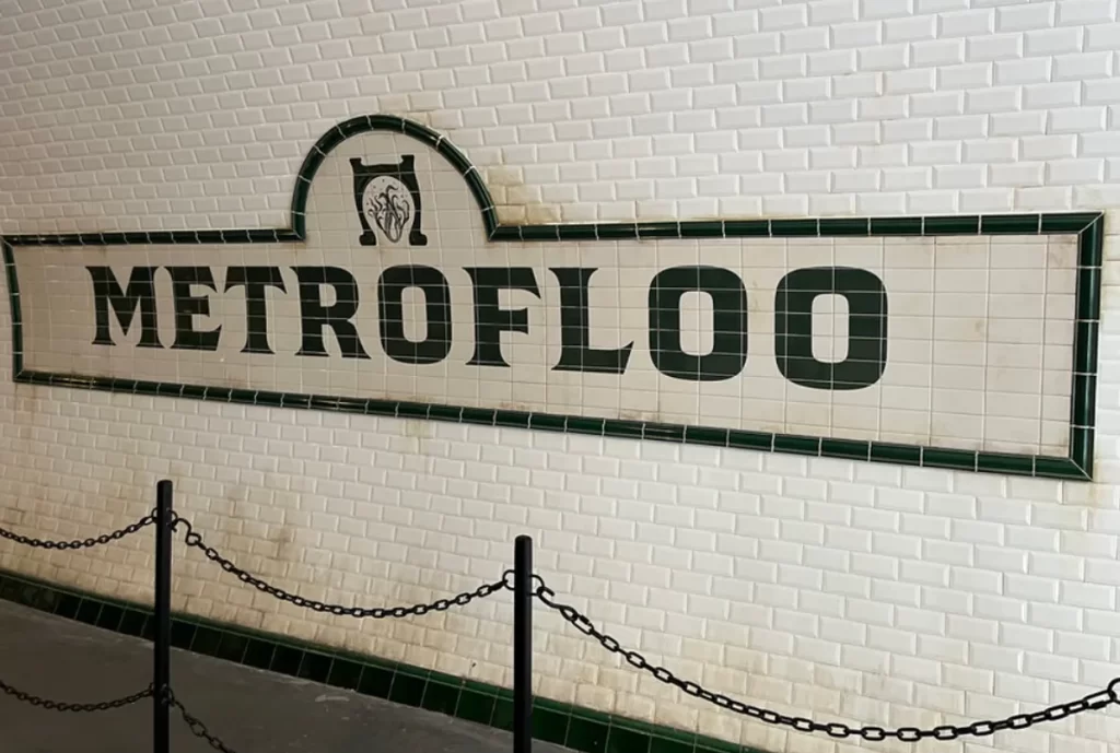 Placa de azulejos da estação MétroFloo em estilo vintage