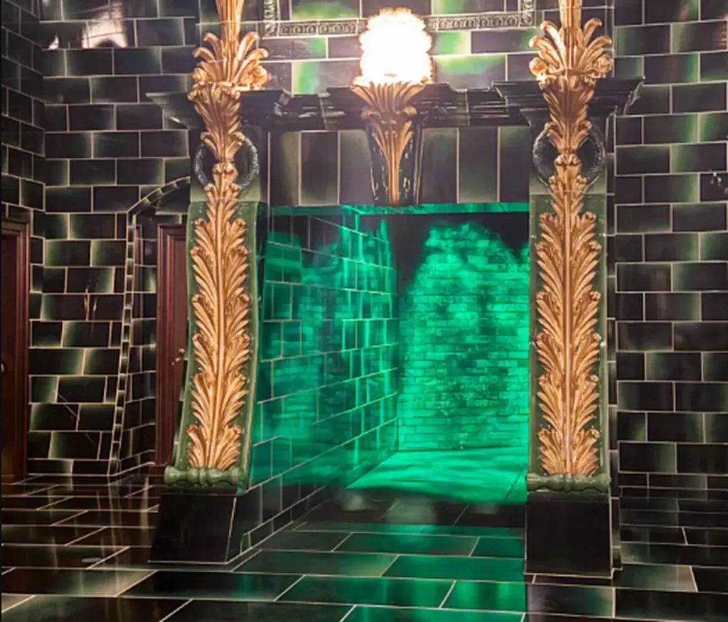 Portal dourado do Ministério da Magia conectado ao MétroFloo