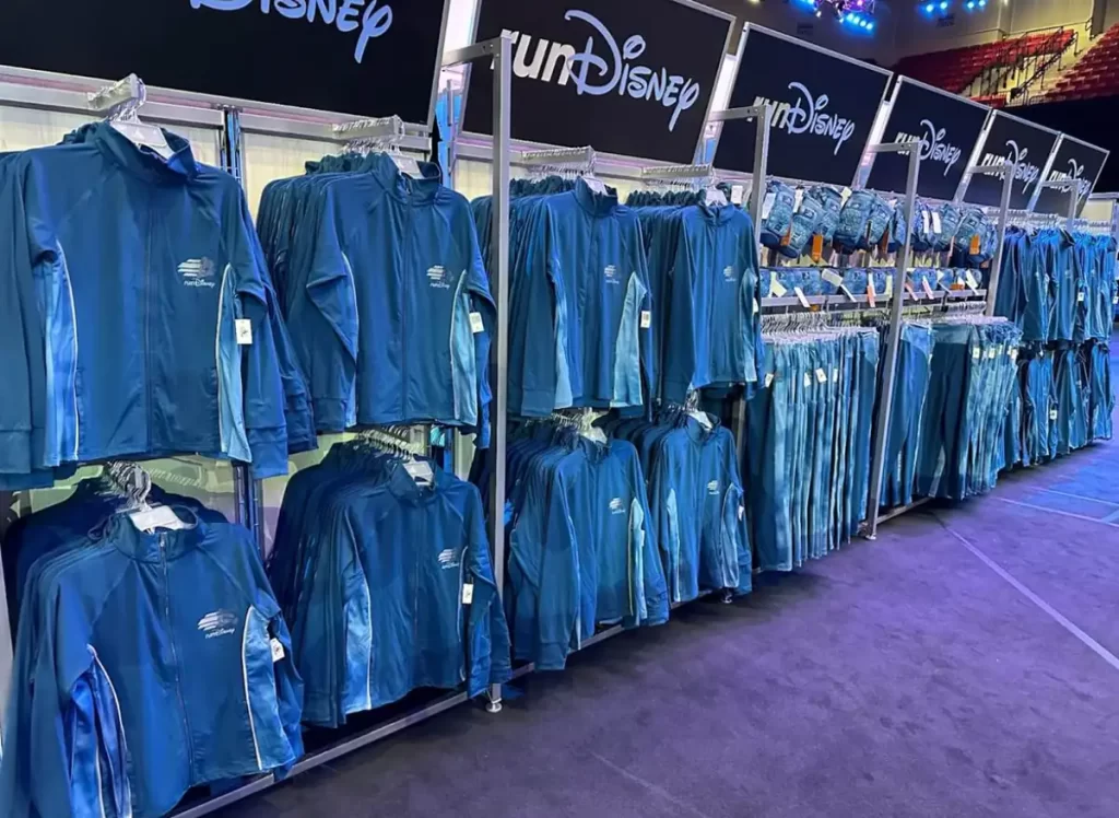 Jaquetas e roupas esportivas oficiais runDisney em loja do Walt Disney World Marathon Weekend.