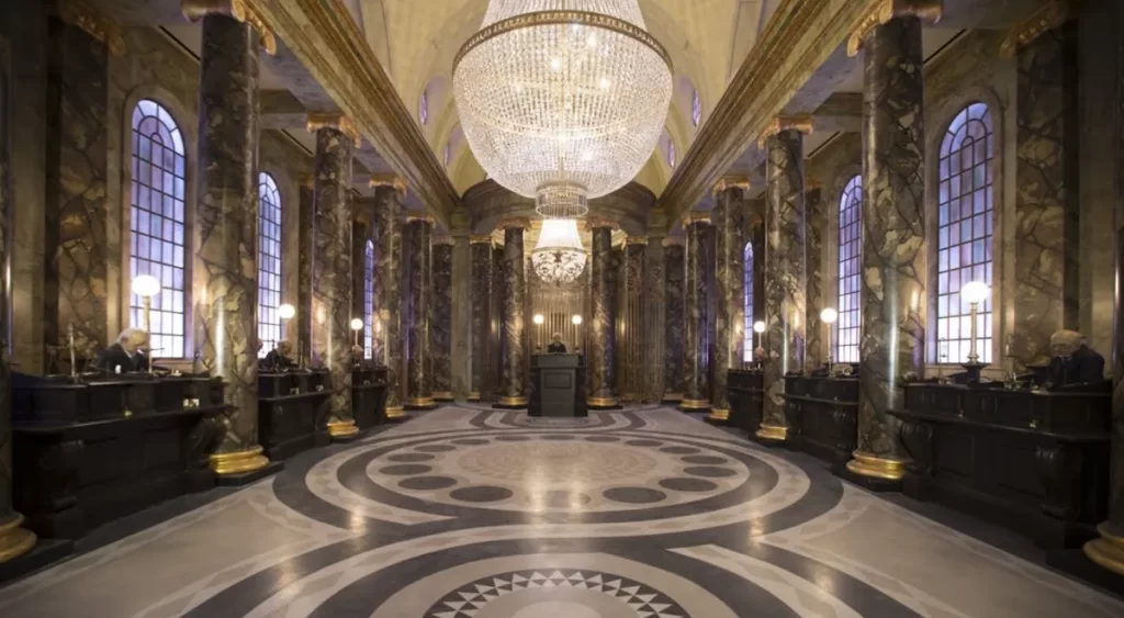 Interior luxuoso do saguão principal do Banco Gringotts com duendes atendendo