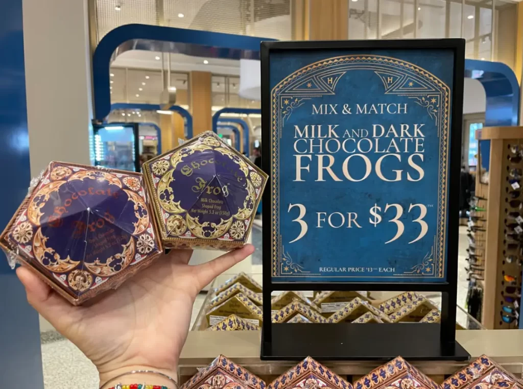 Sapo de Chocolate (Chocolate Frog) na Universal Orlando, embalagem hexagonal roxa clássica de Harry Potter