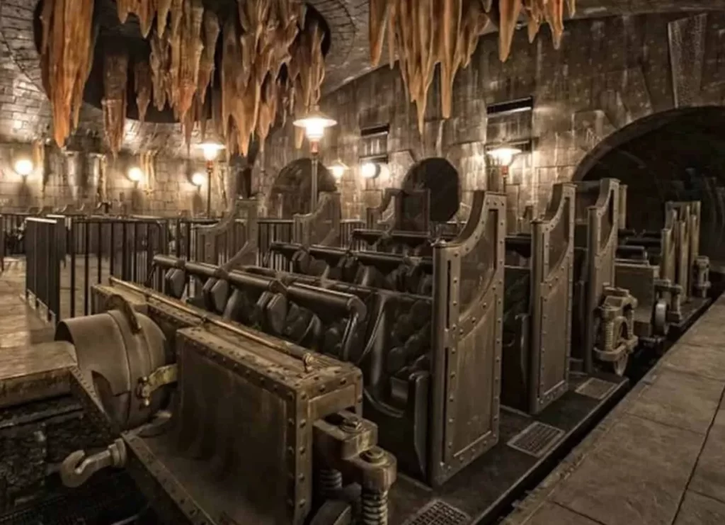 Carrinho da montanha-russa de Gringotts com visual subterrâneo e estalactites penduradas no teto