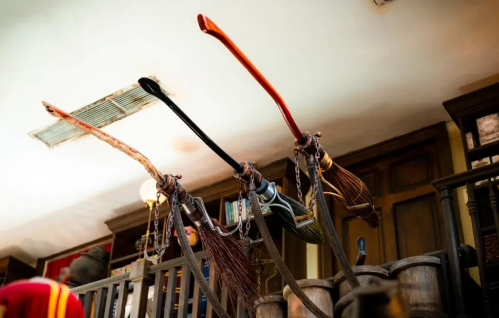 Vassouras mágicas expostas na loja Dervish and Banges em Hogsmeade
