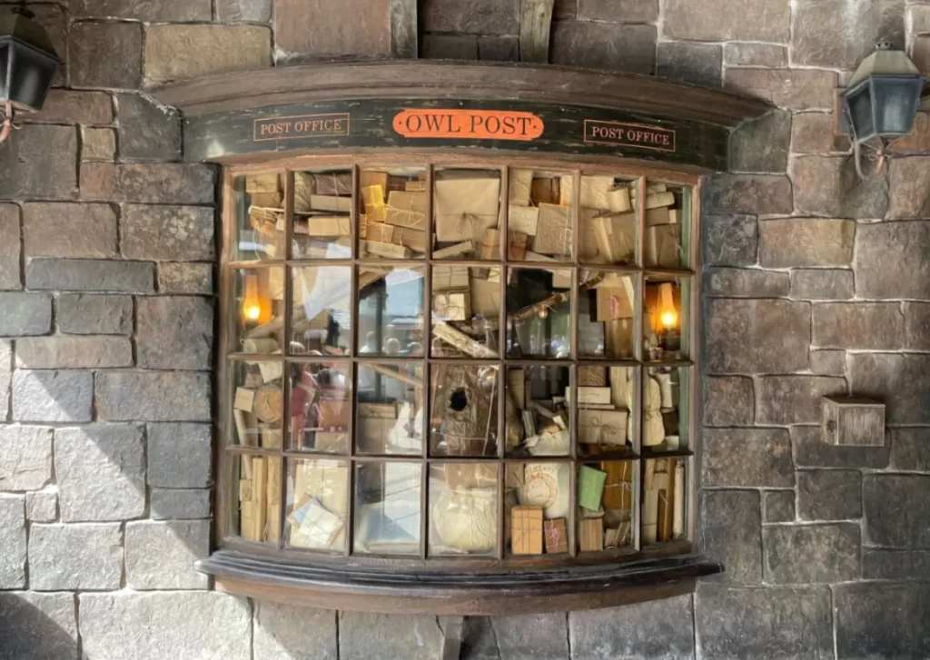 Vitrine do Owl Post com pacotes e berradores no The Wizarding World of Harry Potter