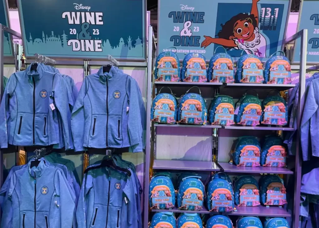 Produtos oficiais Disney Wine & Dine Half Marathon 2023 com jaquetas e mochilas temáticas