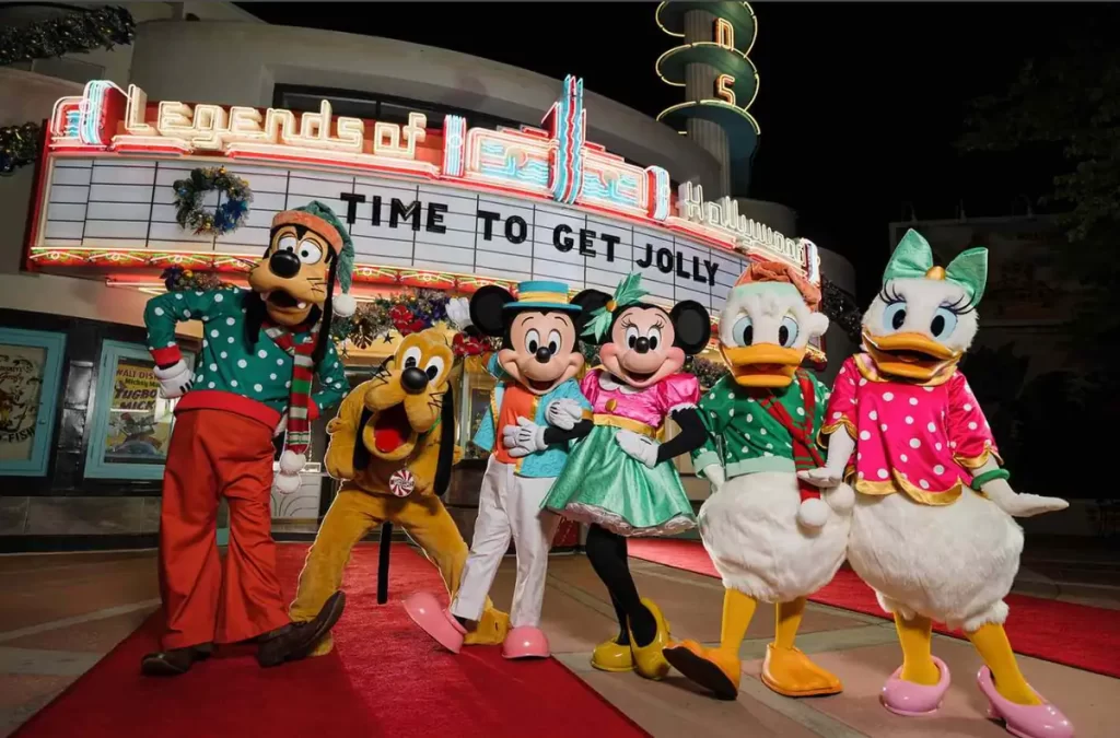 Encontro natalino com personagens da Disney vestidos em trajes festivos no Jollywood Nights