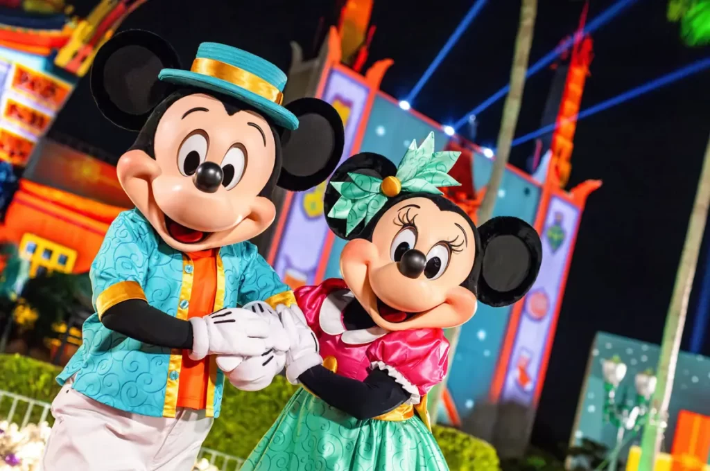 Mickey e Minnie em figurinos exclusivos de Natal no Hollywood Studios.