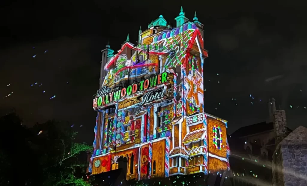 Projeções natalinas no Hollywood Tower Hotel durante Jollywood Nights.