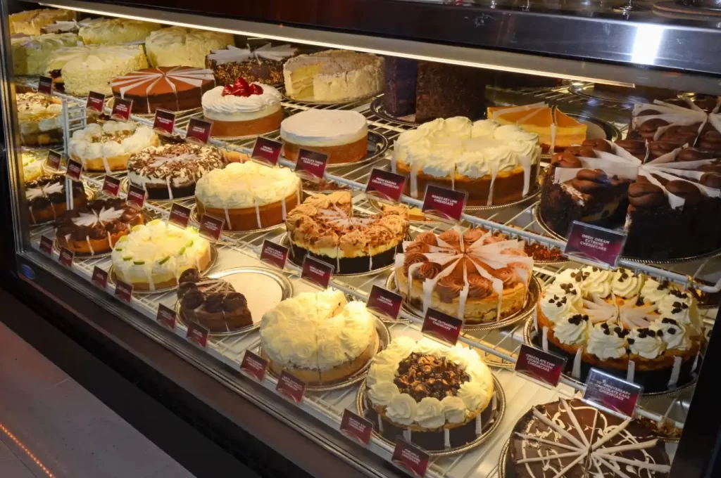 Vitrine de cheesecakes variados no The Cheesecake Factory do Mall at Millenia em Orlando.