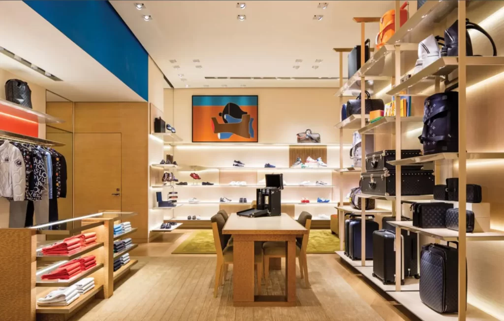 Interior da loja Louis Vuitton no Mall at Millenia em Orlando com malas e acessórios de luxo.