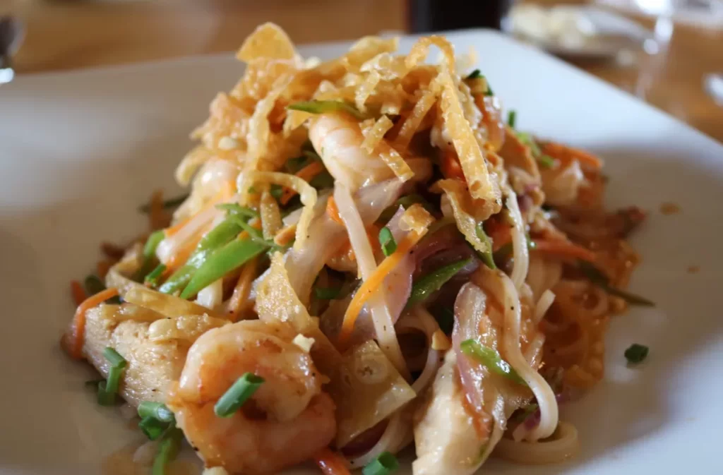 Prato de noodles com camarão e vegetais no Mythos Restaurant