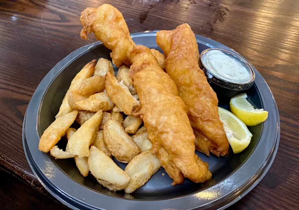 Fish and Chips servido no Three Broomsticks em Hogsmeade