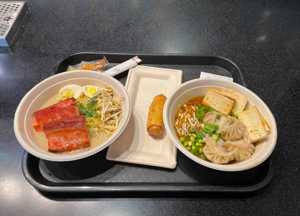 Prato combo estilo asiático com ramen e rolinho primavera no Comic Strip Cafe