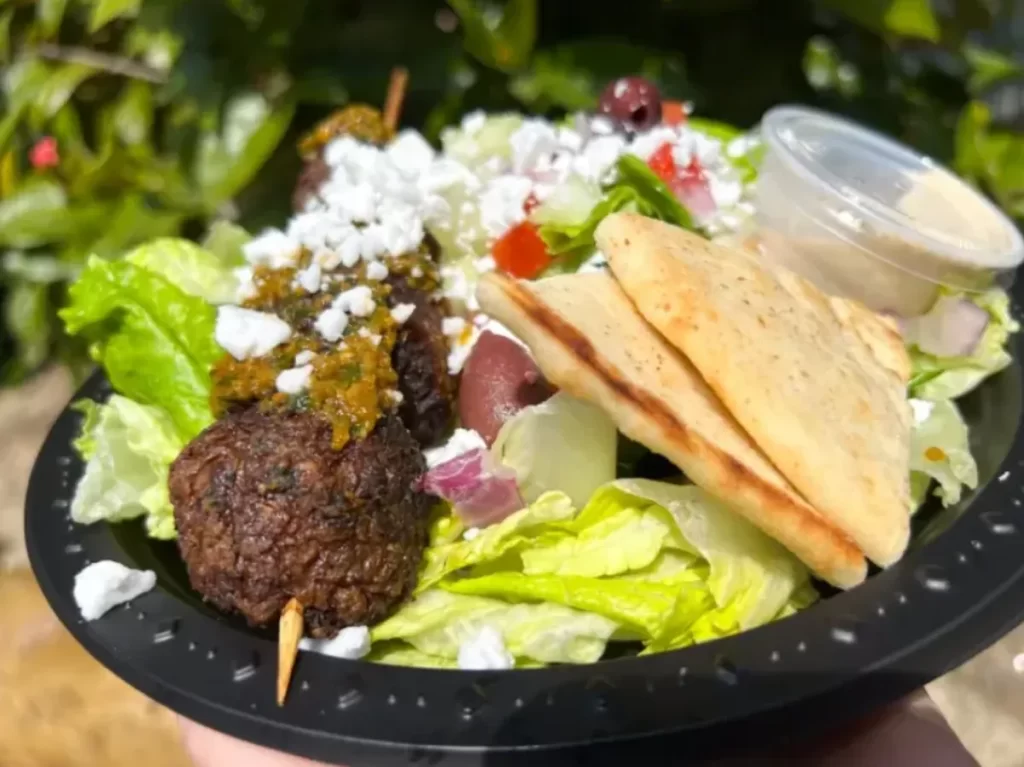 Salada grega com espetinho de carne e pão pita do Doc Sugrue’s Kebab House