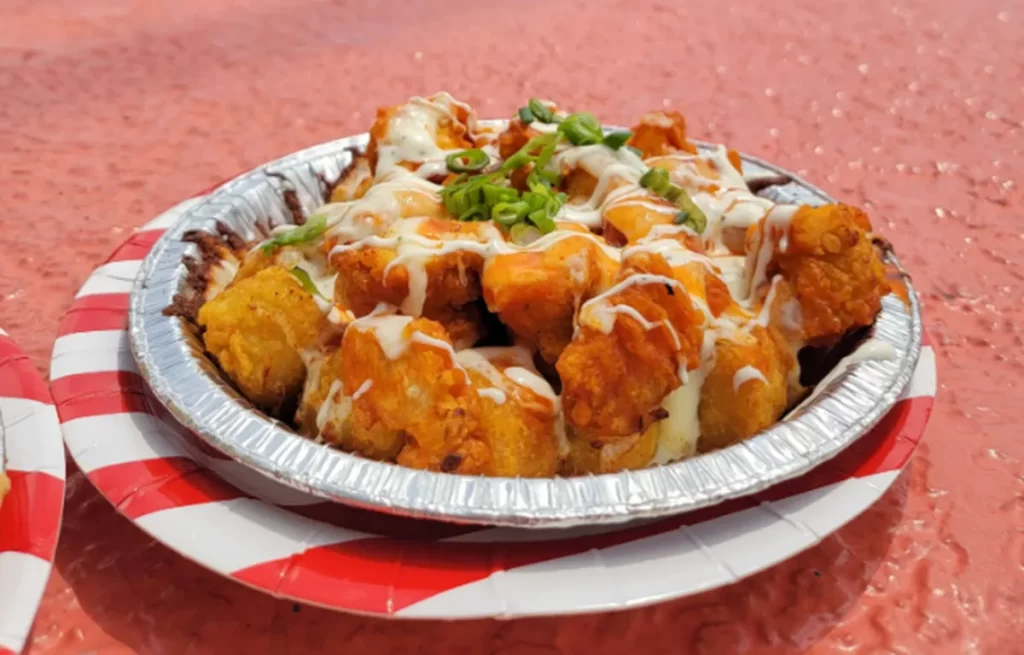 Tater tots com frango e molho buffalo do Green Eggs and Ham
