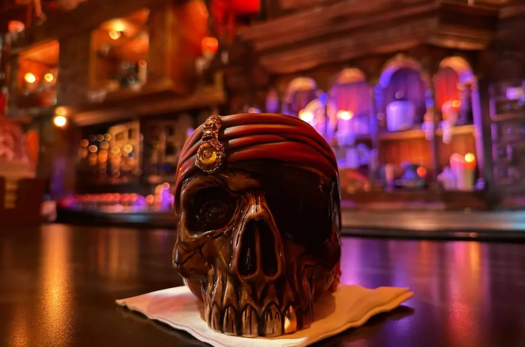 Copo colecionável em formato de caveira pirata da The Beak and the Barrel, usado para servir drinks especiais.