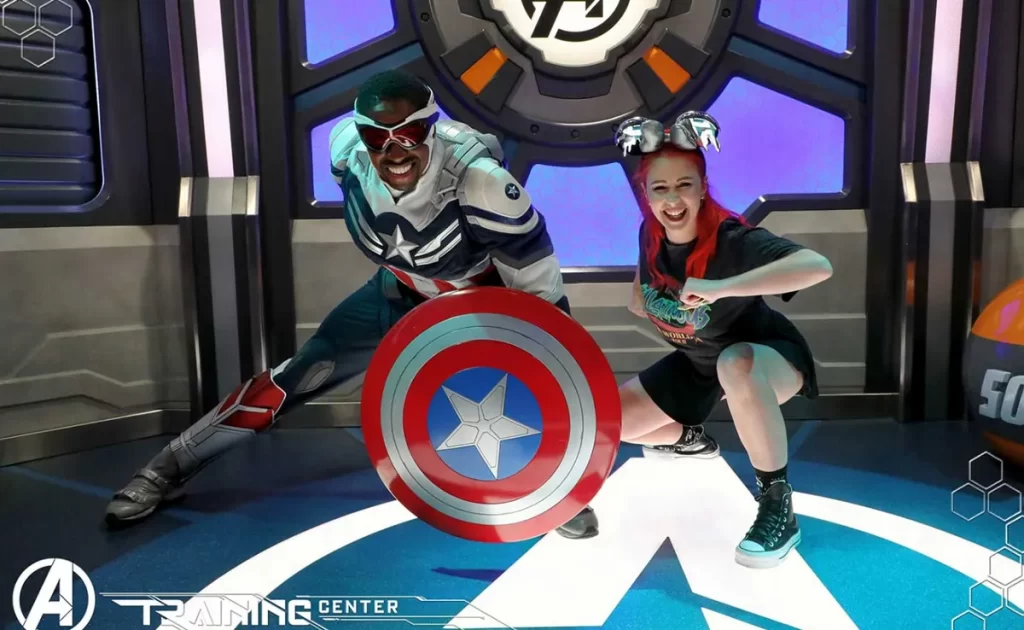 Visitante posa com o Capitão América no Avengers Training Center, área dos Vingadores do Walt Disney Studios Park em Disneyland Paris.