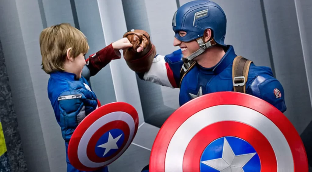 Criança encontra o Capitão América no Avengers Training Center, Disneyland Paris, experiência interativa com heróis da Marvel.