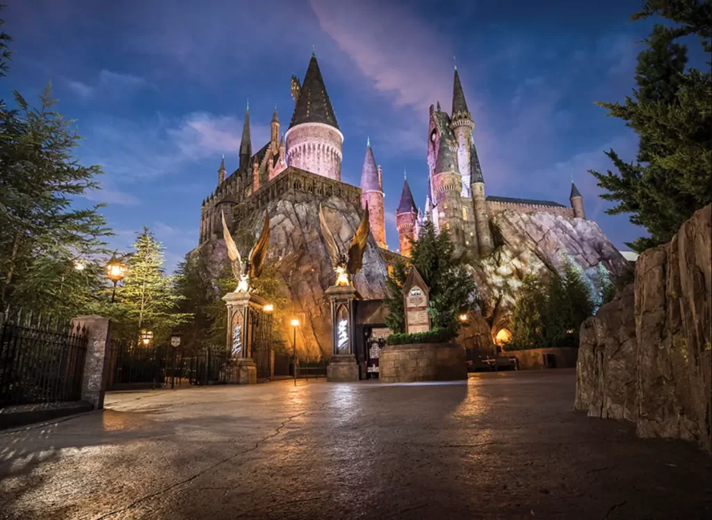 Castelo de Hogwarts na atração “Harry Potter and the Forbidden Journey” do Universal Orlando — vista exterior do castelo ao entardecer.