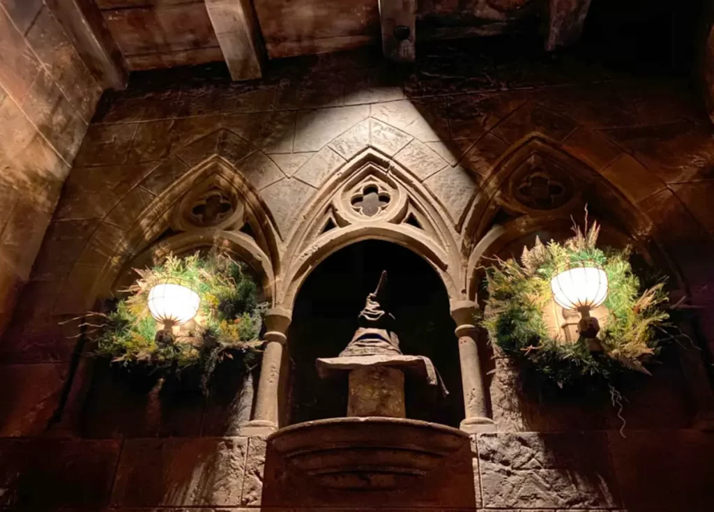 montanha russa harry potter Chapéu Seletor animatrônico na fila de “Harry Potter and the Forbidden Journey” — detalhada arquitetura gótica.