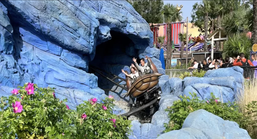 Visitantes se divertem na montanha-russa Crush’s Coaster, atração inspirada em Procurando Nemo no Walt Disney Studios Park, Disneyland Paris.