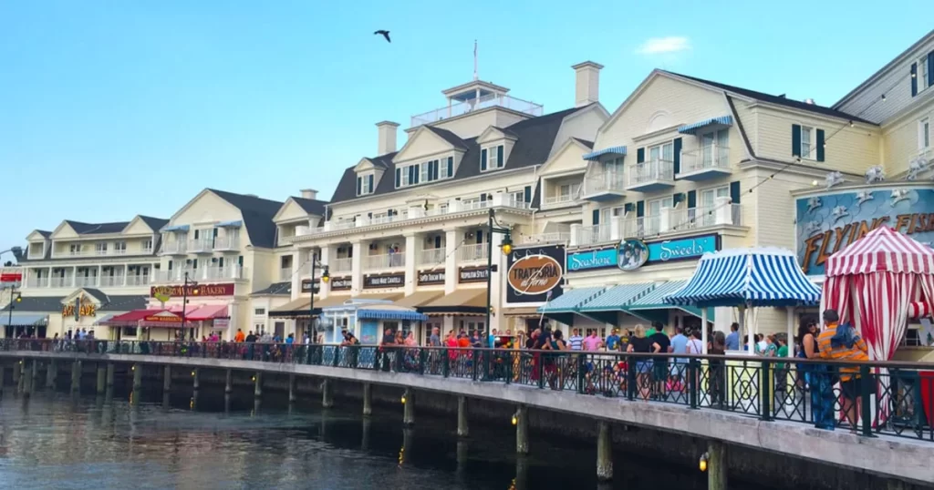 Vista panorâmica do Disney BoardWalk com restaurantes como Trattoria al Forno e Flying Fish à beira do lago.