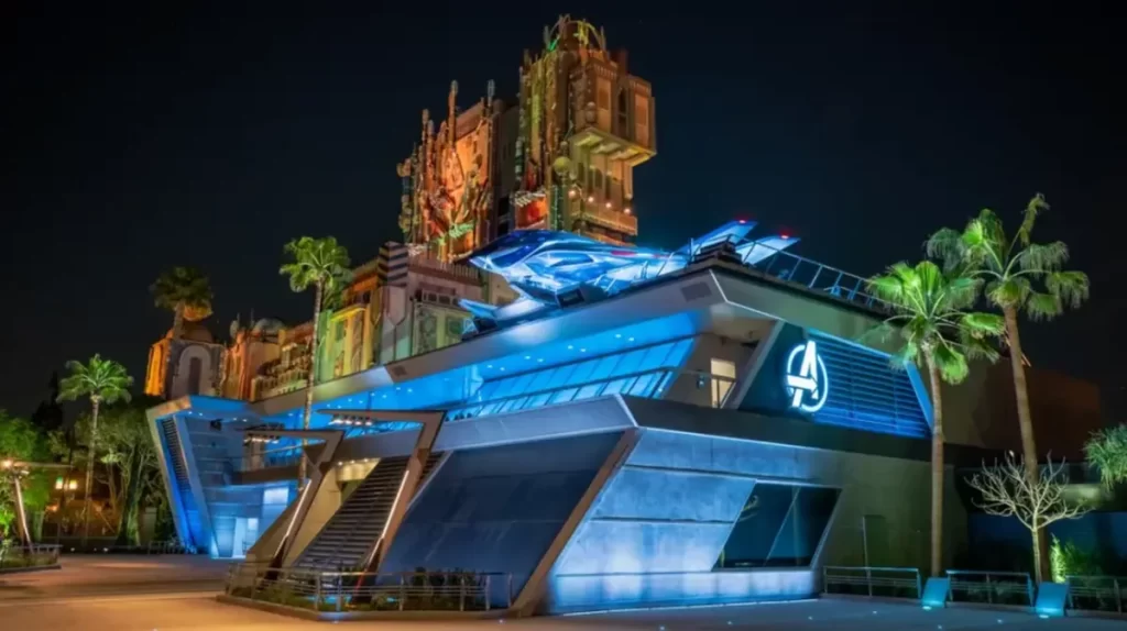 Entrada iluminada do Avengers Campus com torre Guardians of the Galaxy no Disney California Adventure