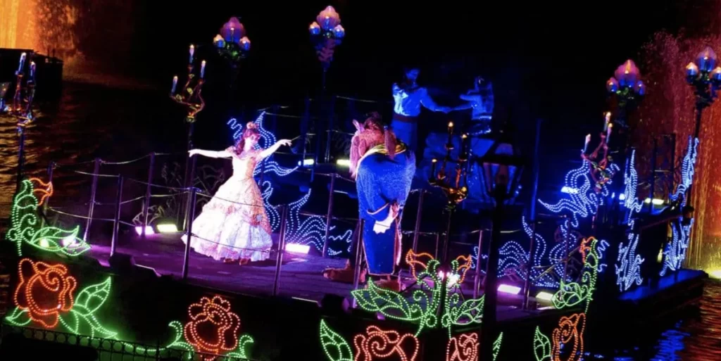 A Bela e a Fera em uma cena romântica sobre um barco iluminado no espetáculo Fantasmic! da Disney em Orlando.