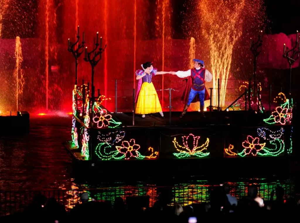 Branca de Neve e o Príncipe dançando em um barco iluminado no show Fantasmic! no Disney’s Hollywood Studios.