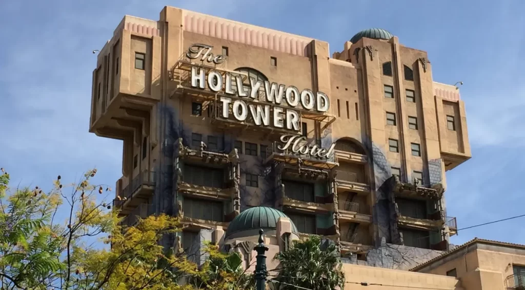 Fachada do Hollywood Tower Hotel durante o dia, atração clássica da Disneyland Paris inspirada em The Twilight Zone Tower of Terror.