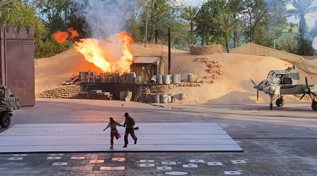 Show de dublês Indiana Jones na Disney Hollywood Studios com explosões e ação intensa.