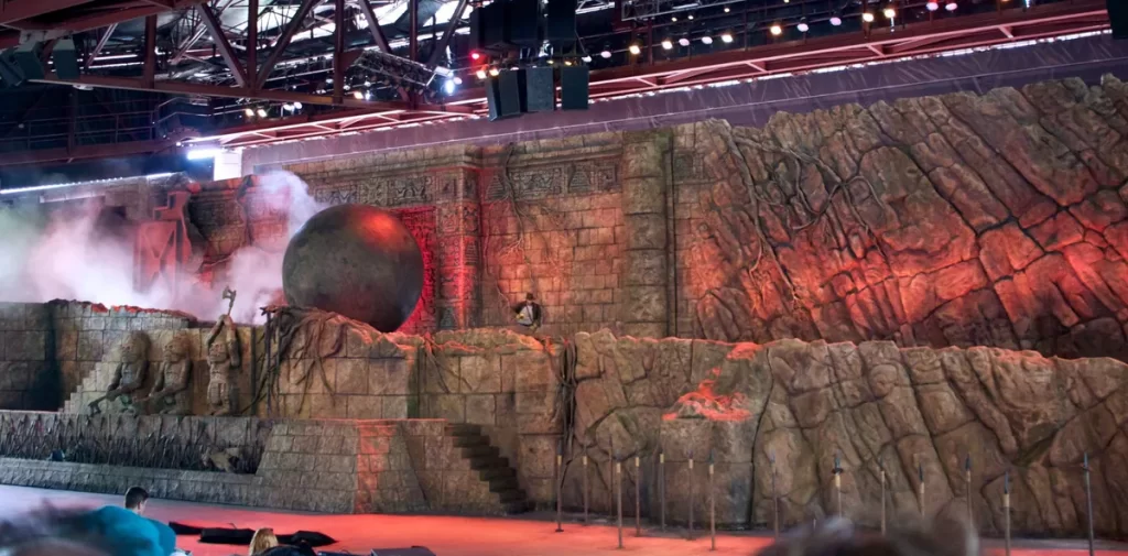 Cena do show Indiana Jones Epic Stunt Spectacular com cenário de templo e bola gigante na Disney.