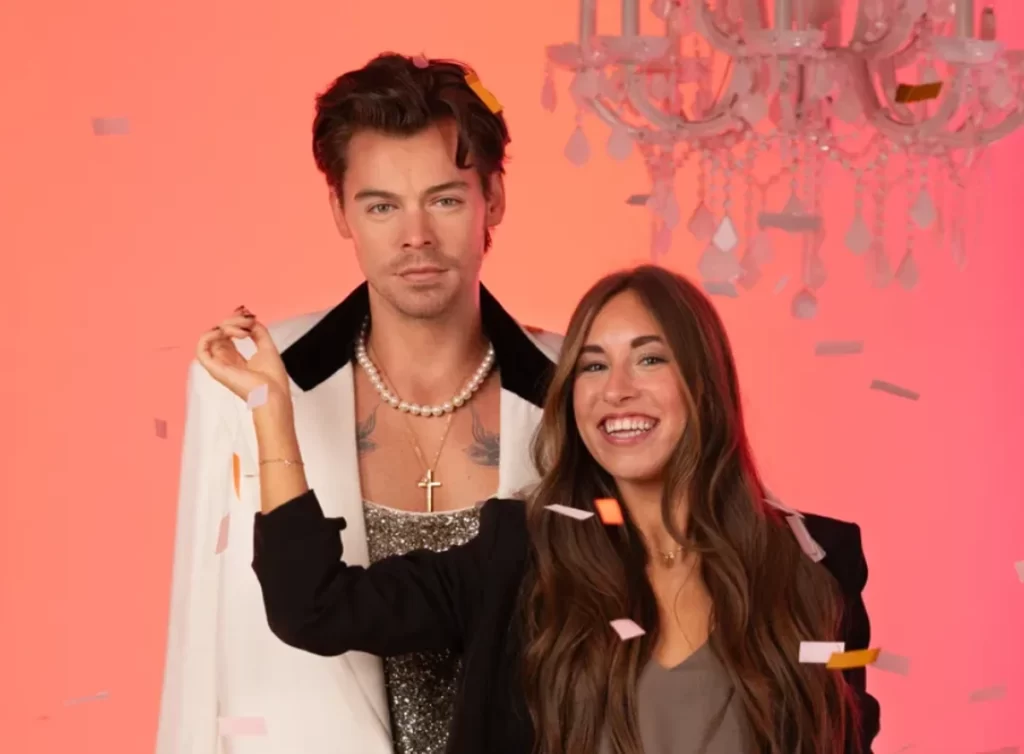Estátua de cera de Harry Styles com fã sorridente no Madame Tussauds Orlando