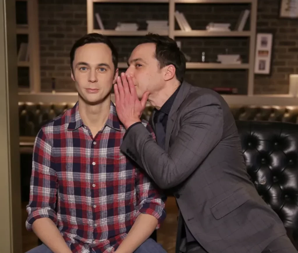 Jim Parsons posando ao lado de sua estátua de cera como Sheldon Cooper no Madame Tussauds Orlando