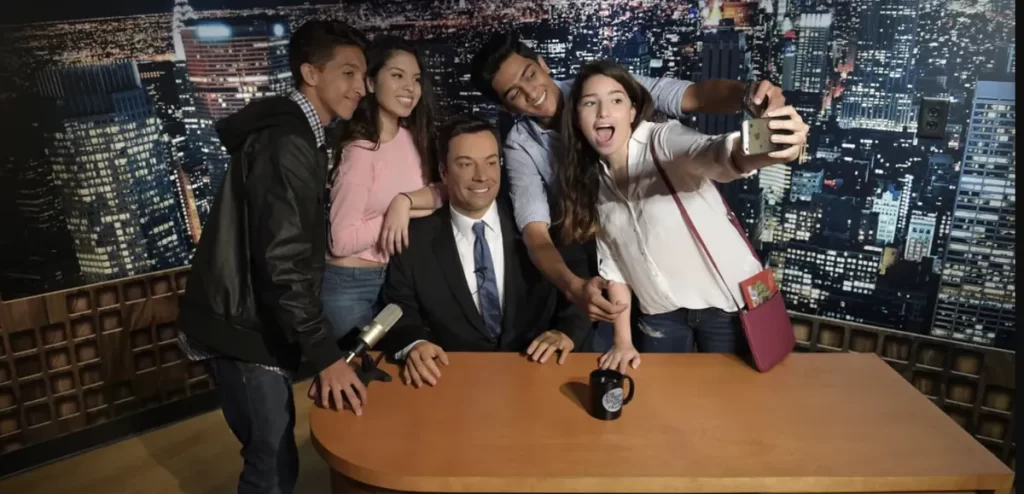 Grupo de visitantes tirando selfie com a estátua de cera de Jimmy Fallon no Madame Tussauds Orlando