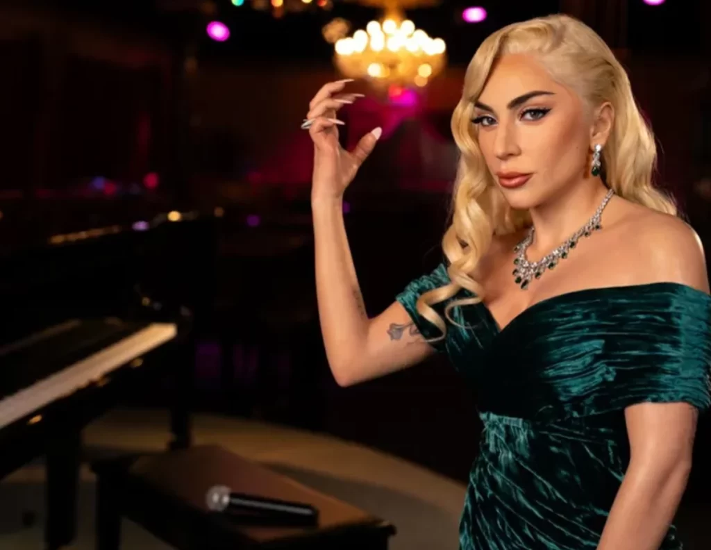 Estátua de cera de Lady Gaga com vestido verde e joias brilhantes no Madame Tussauds Orlando