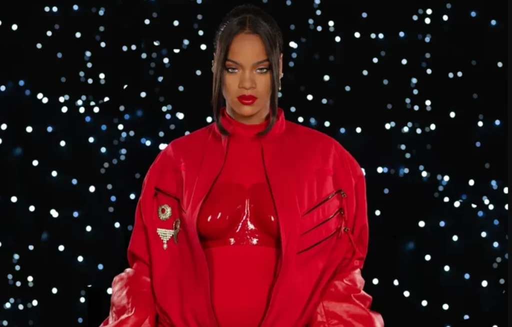 Estátua de cera de Rihanna em figurino vermelho icônico no Madame Tussauds Orlando