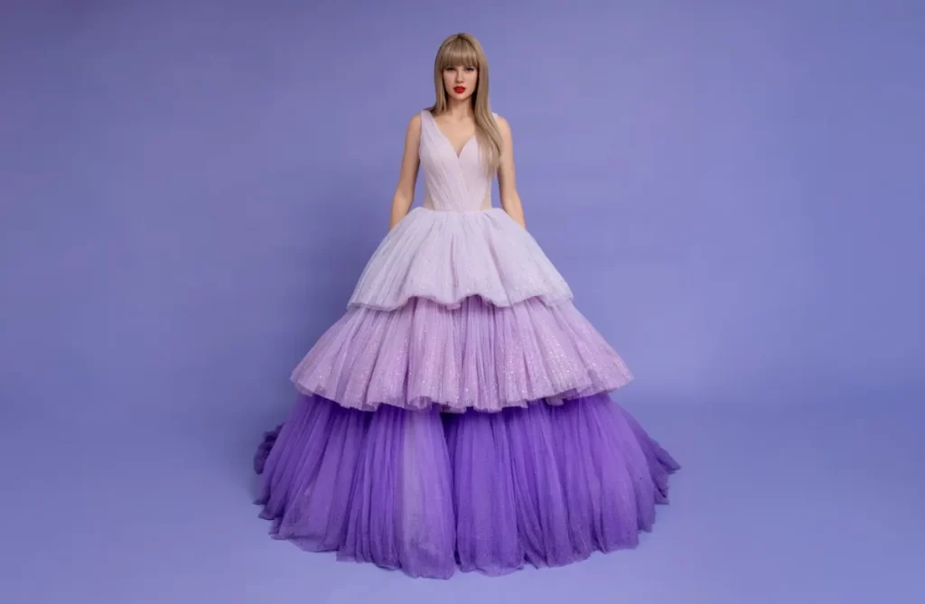 Estátua de cera de Taylor Swift com vestido roxo deslumbrante no Madame Tussauds Orlando