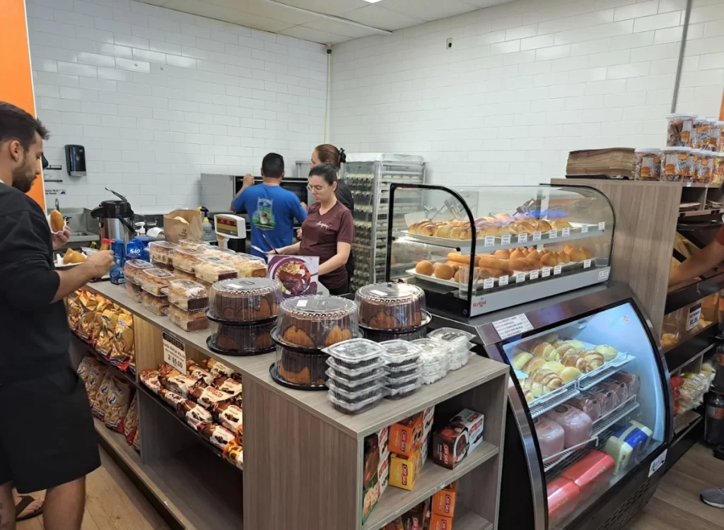 Padaria do Armazém X em Orlando com balcão de pães, bolos e atendimento ao cliente