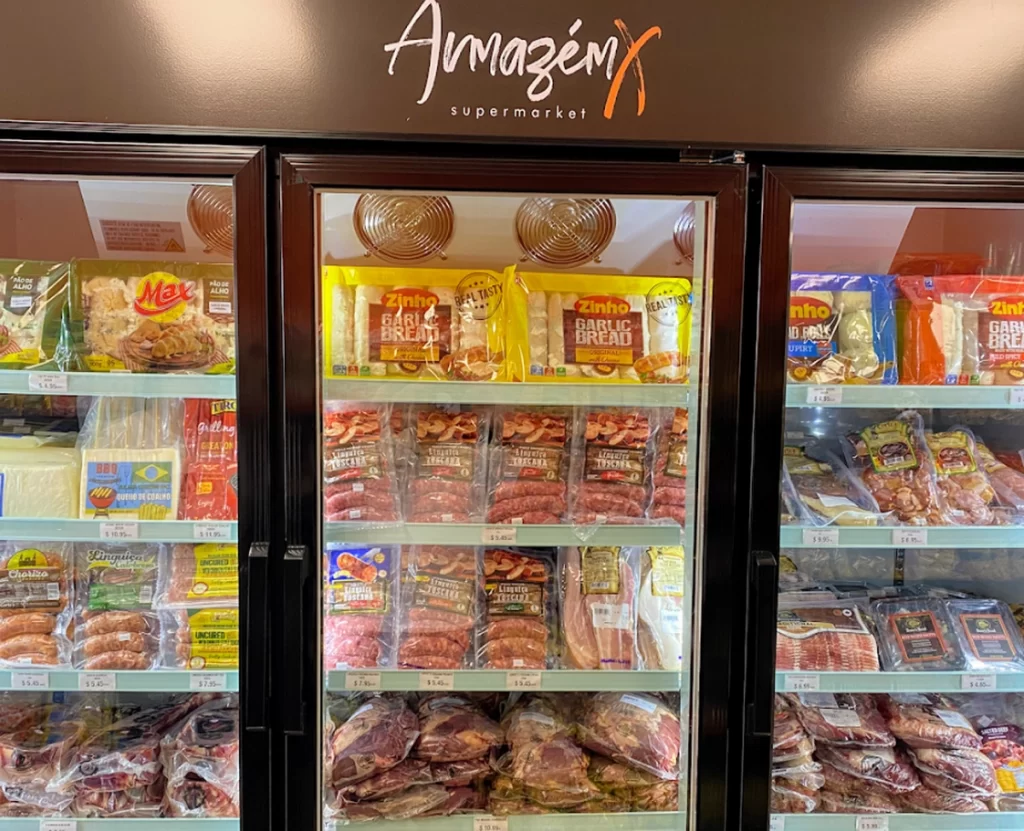 Freezer do Armazém X em Orlando com linguiças, carnes e pães de alho brasileiros