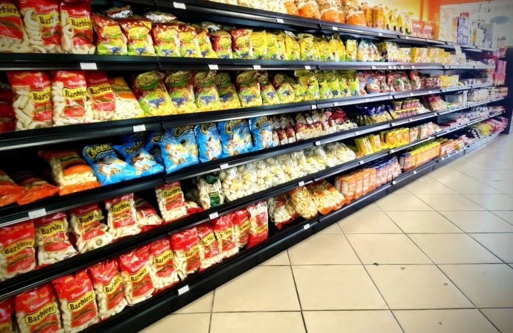 Corredor do Armazém X em Orlando com prateleiras de salgadinhos e biscoitos brasileiros