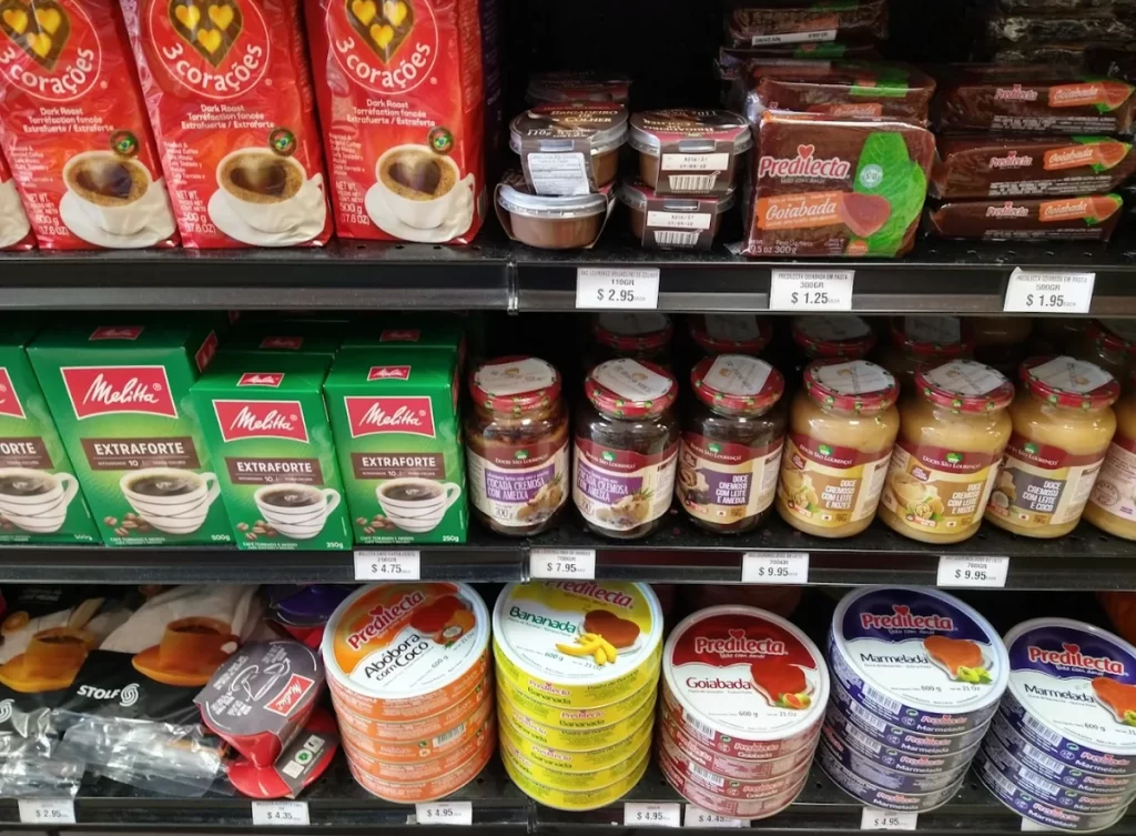 melhor supermercado brasileiro em orlando Prateleira do Armazém X em Orlando com cafés 3 Corações e Melitta, goiabada e doce de leite